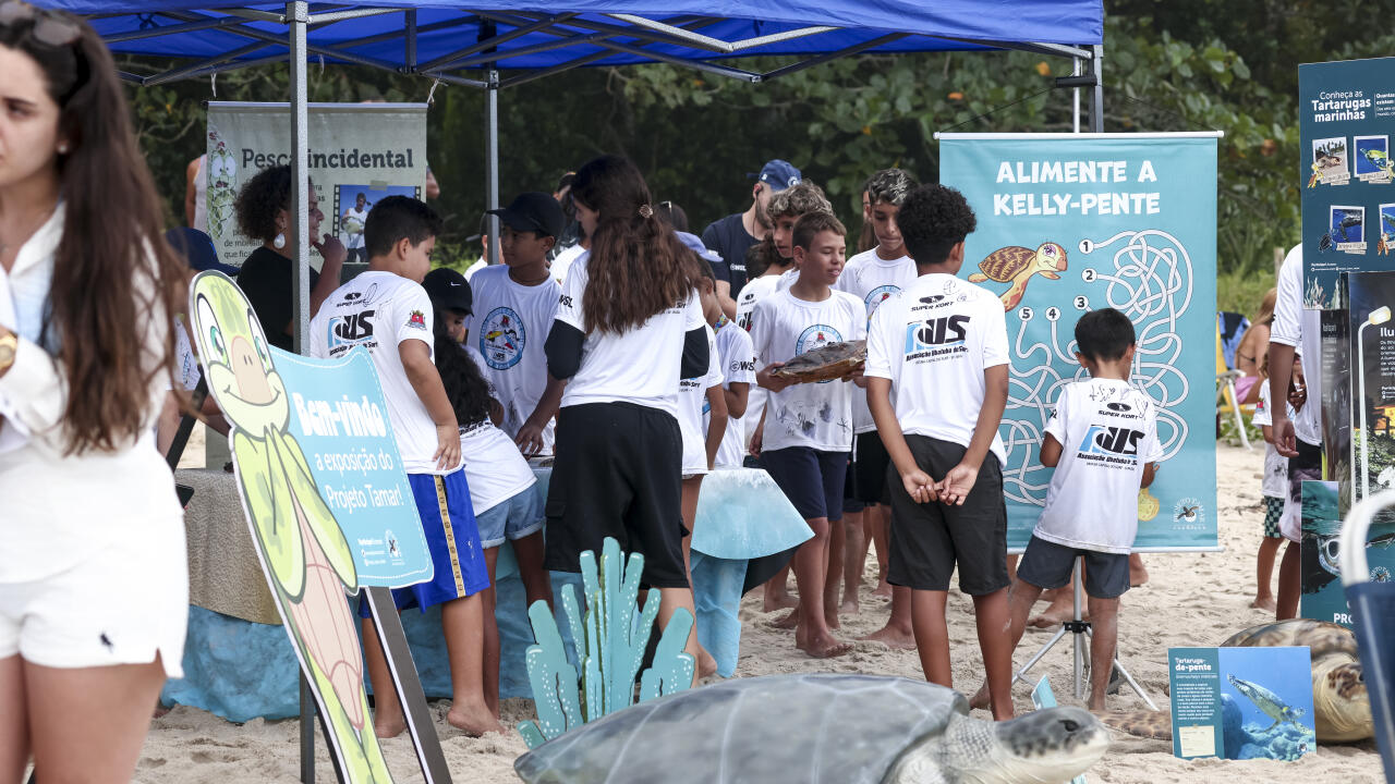 Imagem: Crianças participam de ação de conscientização ambiental em parceria com a Fundação Projeto Tamar, com foco na preservação das tartarugas marinhas